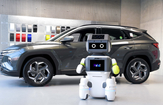 현대차 송파대로지점 내 투입된 인공지능 서비스 로봇 '달이'(DAL-e).<현대자동차 제공>